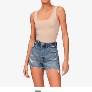 Abercrombie & Fitch High Rise Mom Shorts in Medium Ripped Wash Size 29/8